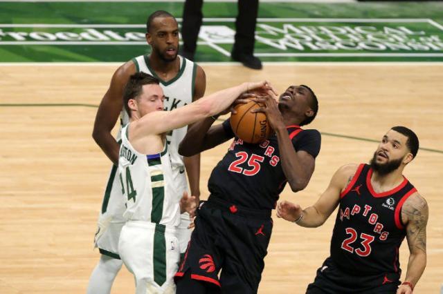 4连败!霍勒迪缺席雄鹿哑火 字母哥变身空砍群群主